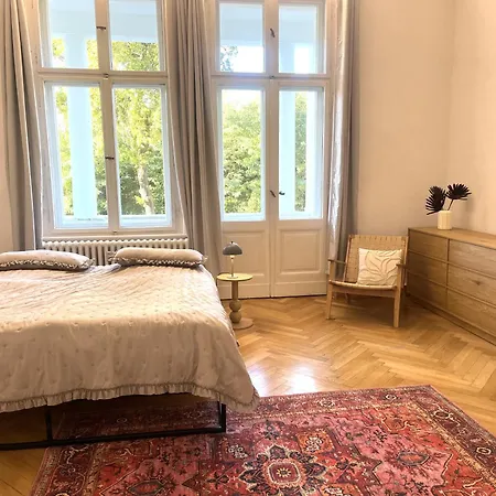 Charmante Altbauwohnung, 2 Kostenfreie Parkplaetze Apartament