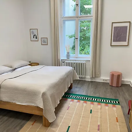 Charmante Altbauwohnung, 2 Kostenfreie Parkplaetze Apartment